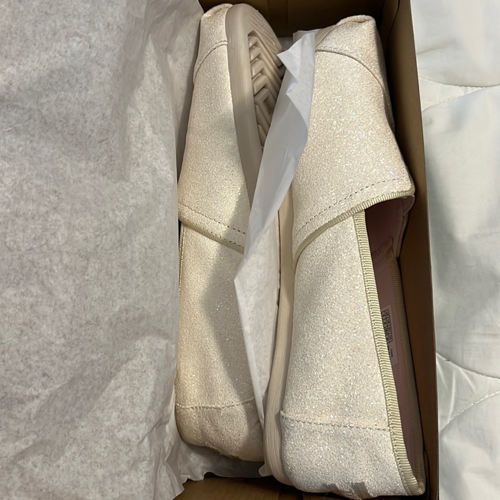 Brand new Toms